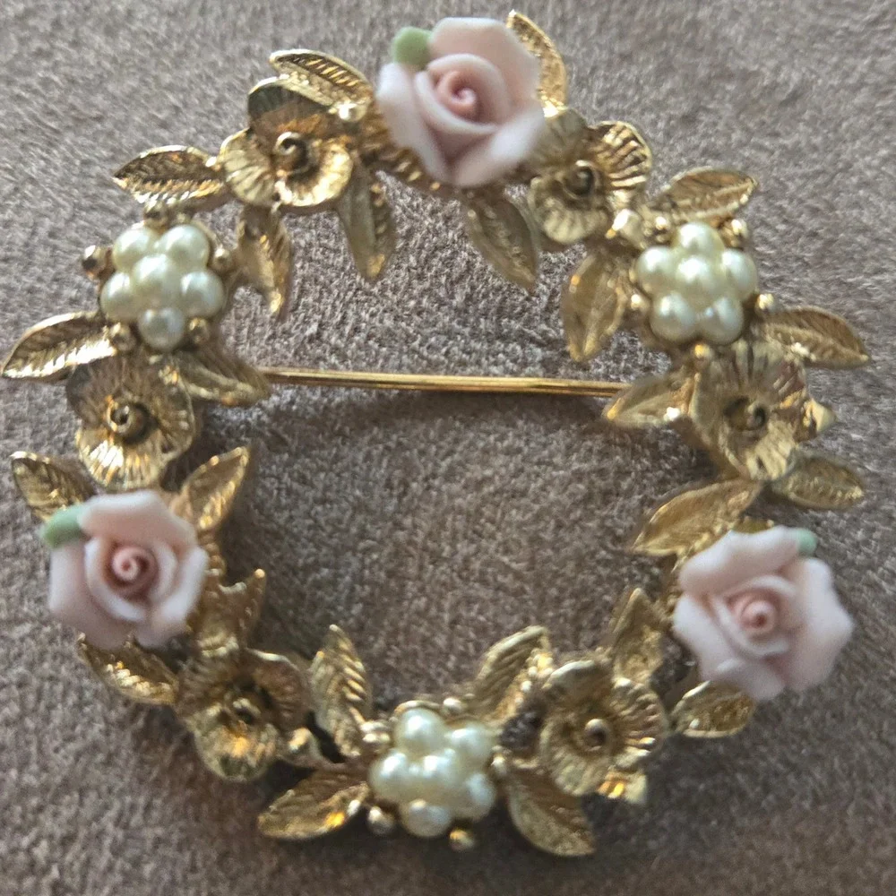 Vintage Gold Tone Pink Porcelain Rose Faux‎ Pearl Wreath Brooch Floral Pin Co